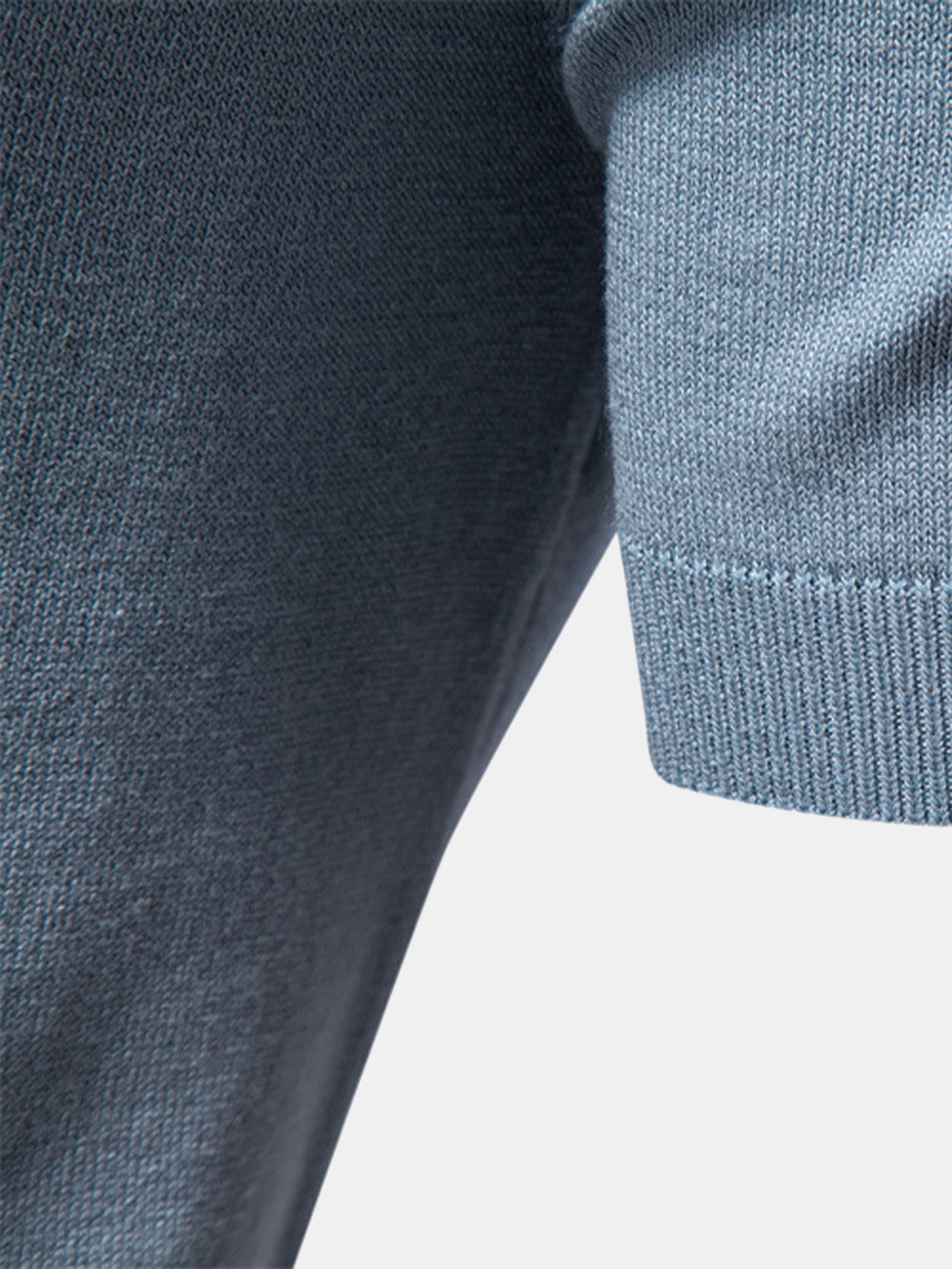 Polo de punto en contraste con cuello en V