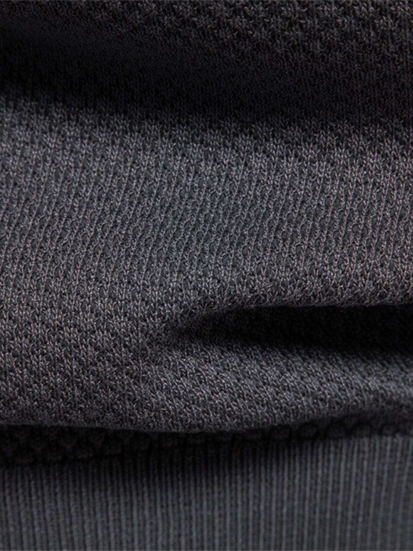 Polo de punto con textura de piña y cuello en V y pantalones cónicos de corte entallado