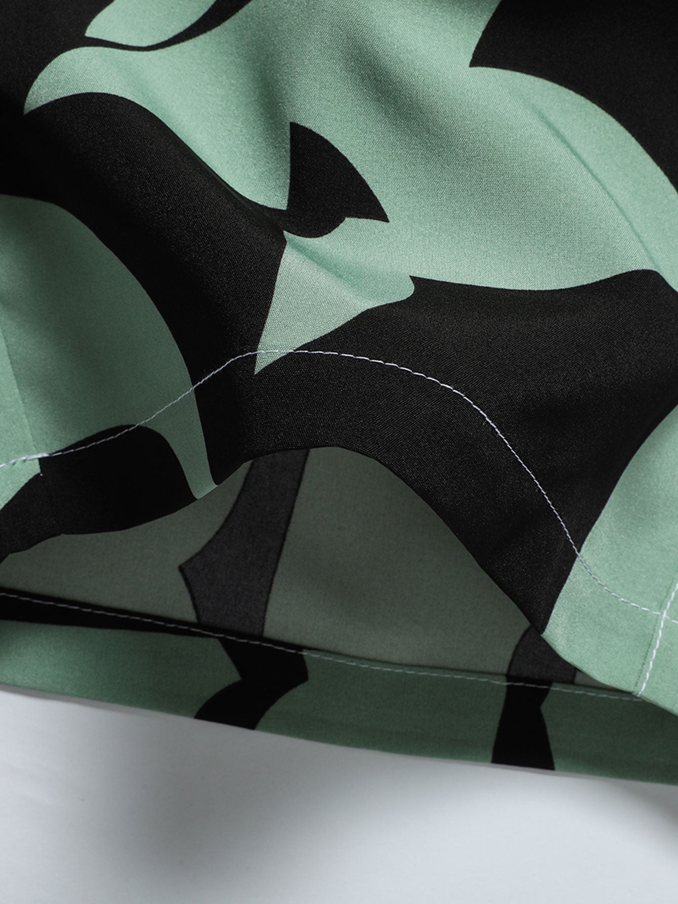 Pantalones cortos con bolsillos y cremallera y estampado de bloques de color