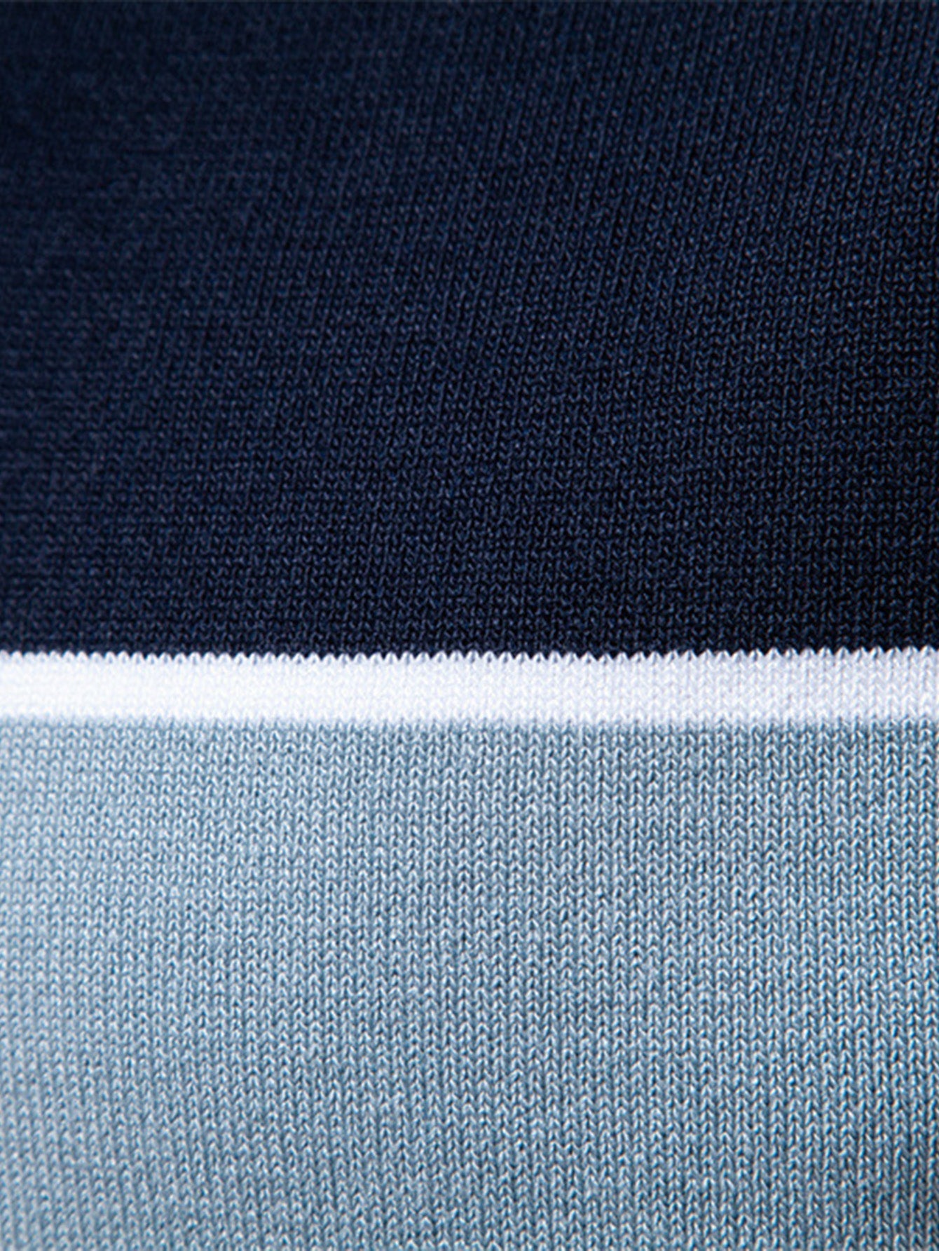 Polo de punto en contraste con cuello en V