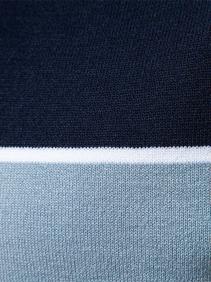 Polo de punto en contraste con cuello en V