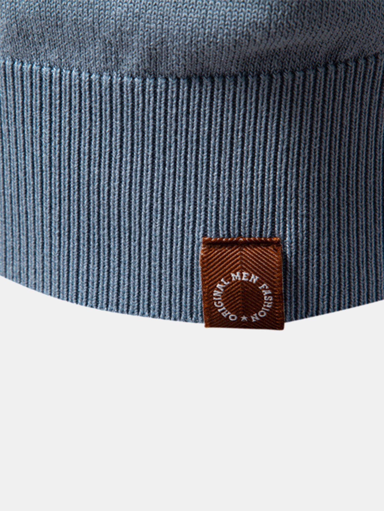 Polo de punto en contraste con cuello en V