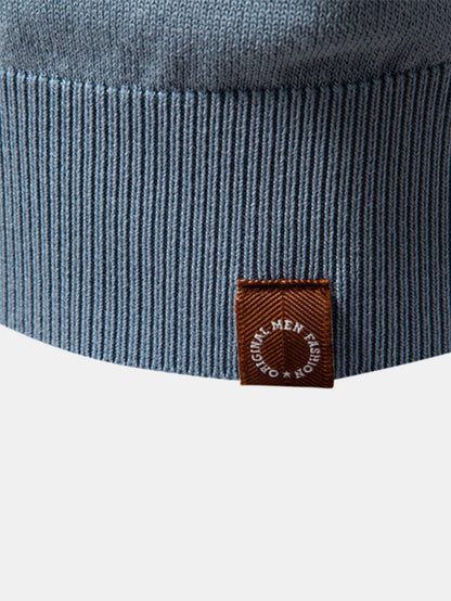 Polo de punto en contraste con cuello en V