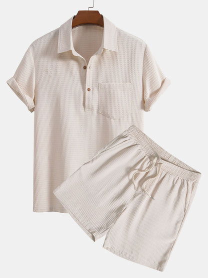 Camisa de cuello polo con bolsillo y pantalones cortos con estampado de gofre