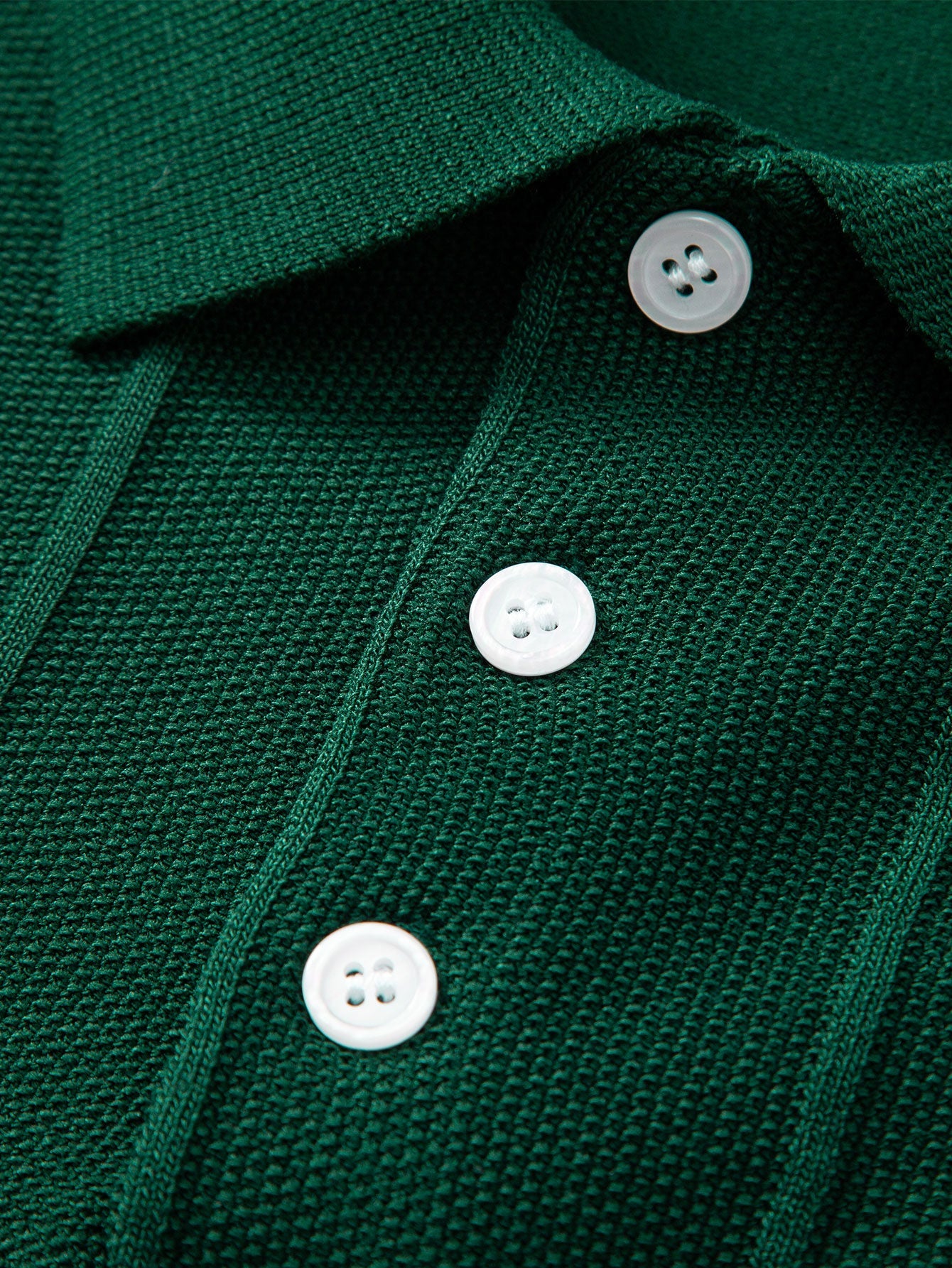 Polo de punto jacquard a rayas y pantalones cónicos de corte entallado