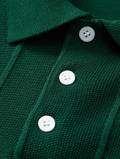 Polo de punto jacquard a rayas y pantalones cónicos de corte entallado