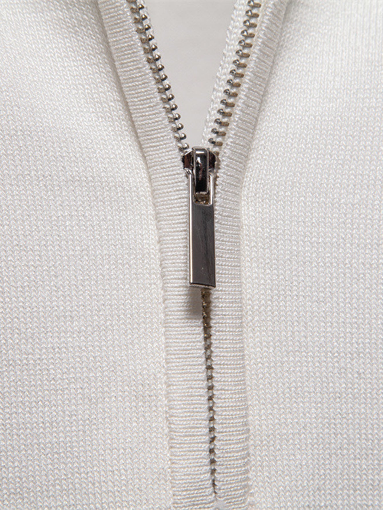 Polo de punto con cremallera y ribete en contraste y pantalones cortos chinos de algodón