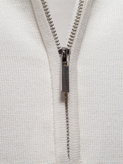 Polo de punto con cremallera y ribete en contraste y pantalones cortos chinos de algodón