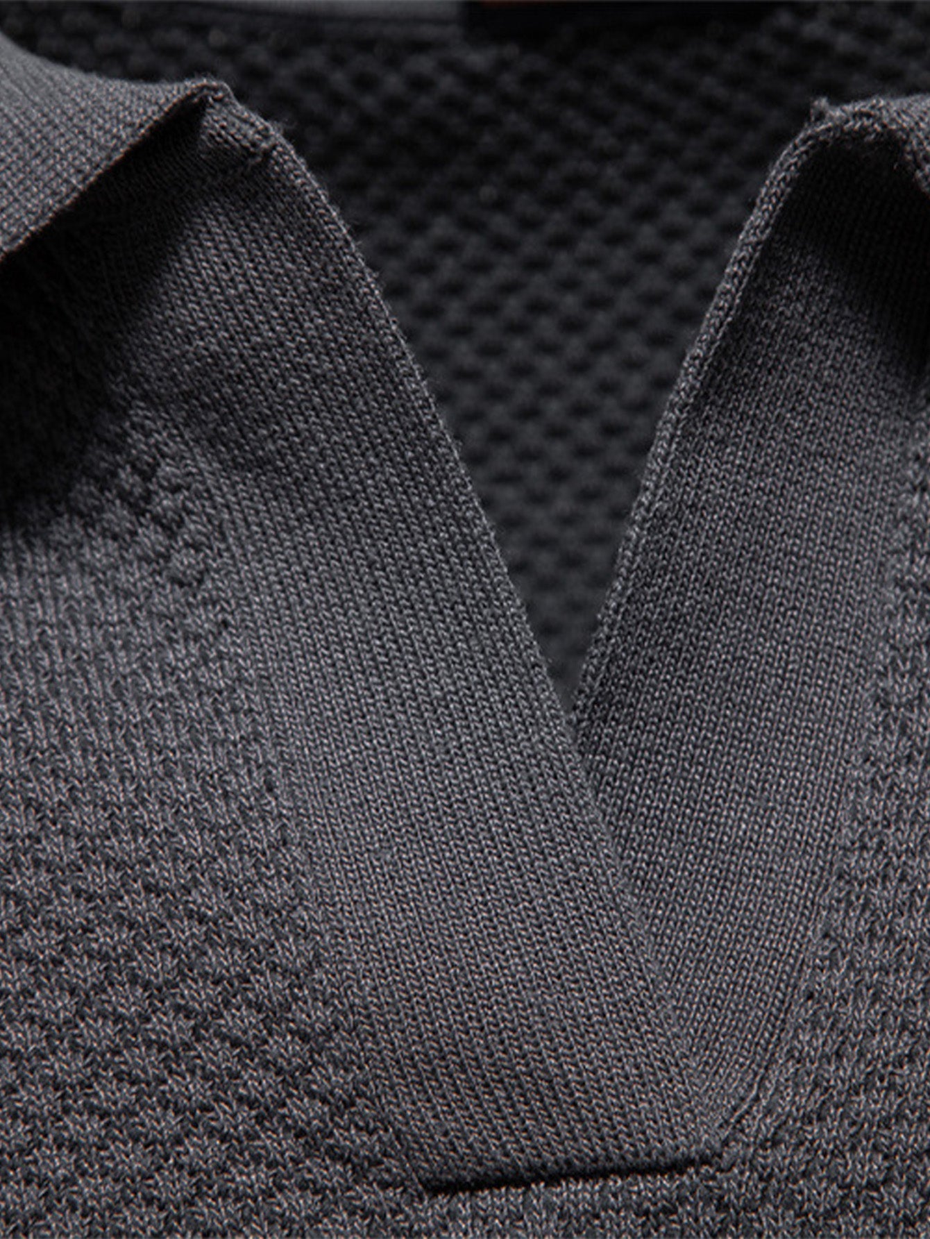 Polo de punto con textura de piña y cuello en V y pantalones cónicos de corte entallado