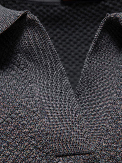 Polo de punto con textura de piña y cuello en V y pantalones cónicos de corte entallado