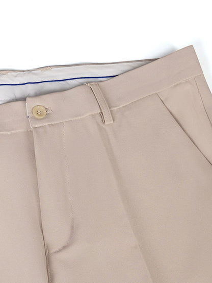 Polo de punto con textura de piña y cuello en V y pantalones cónicos de corte entallado