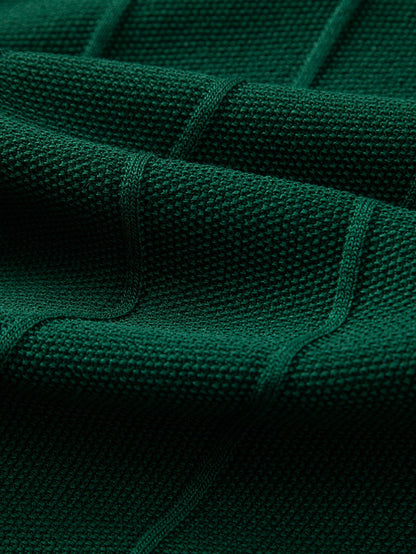 Polo de punto jacquard a rayas y pantalones cónicos de corte entallado