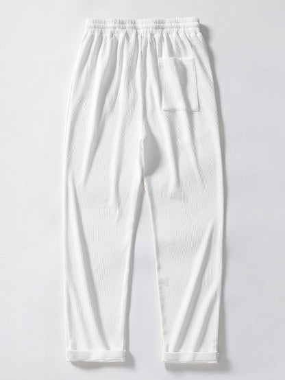 Polo de punto con cremallera y ribete en contraste y pantalones rectos acanalados