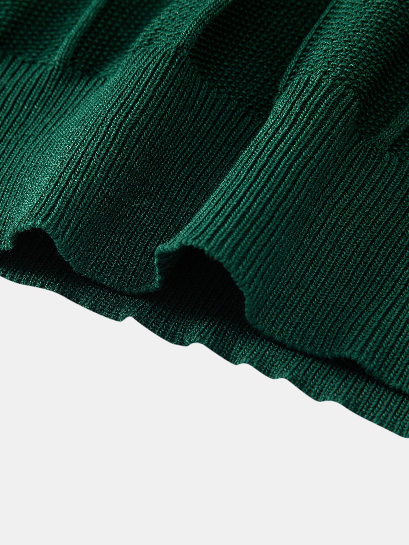 Polo de punto jacquard a rayas y pantalones cónicos de corte entallado