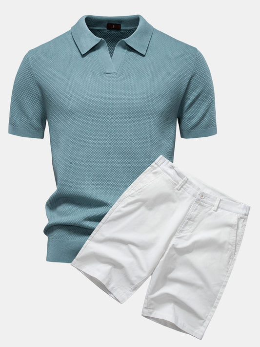 Polo de punto con cuello en V y pantalones cortos chinos de algodón con textura de piña