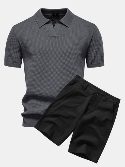 Polo de punto con cuello en V y pantalones cortos chinos de algodón con textura de piña