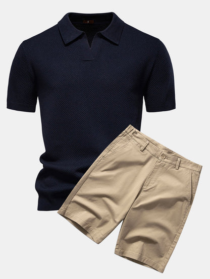 Polo de punto con cuello en V y pantalones cortos chinos de algodón con textura de piña