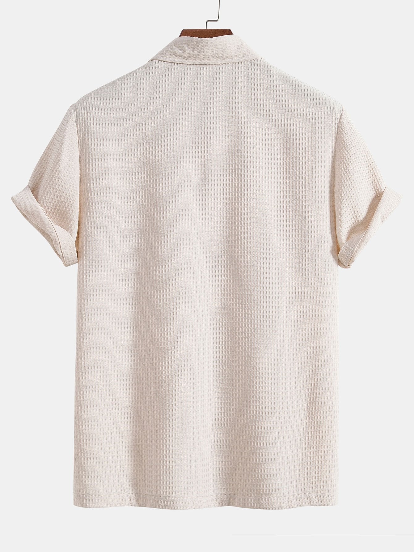 Camisa de cuello polo con bolsillo y pantalones cortos con estampado de gofre