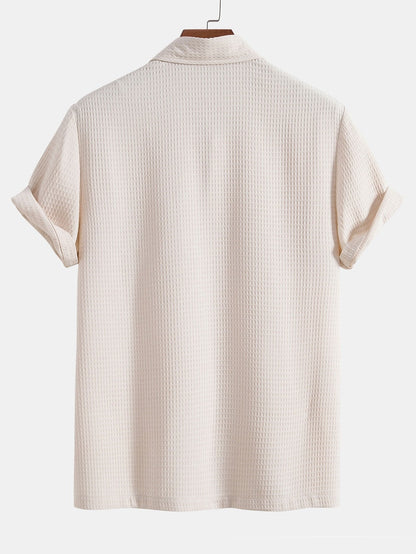 Camisa de cuello polo con bolsillo y pantalones cortos con estampado de gofre