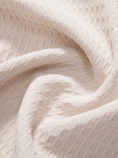 Camisa de cuello polo con bolsillo y pantalones cortos con estampado de gofre